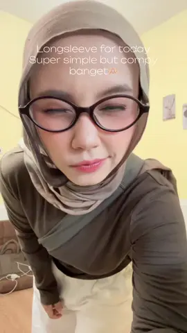 Always nyaman pake fitted longsleeve nya dari @joybasic.id 