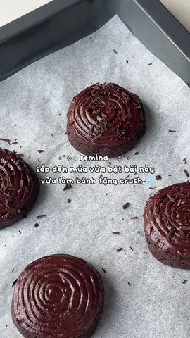 quay đi quay lại còn 76 ngày nữa đến giáng sinh ruii ❄️ bắt đầu bật nhạc noel làm bánh tặng crush là vừa nhịii #chocolate #ganache #crumbl #cookies #christmasbaking 