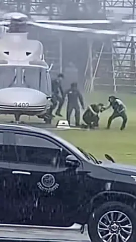 “นายกฯหนู” สะดุดบันได ฮ. ล้ม ช่วงลงพื้นที่ จ.พิจิตร  แต่ ไม่บาดเจ็บ ก่อน ลุยติดตามน้ำท่วมต่อ  . มีรายงานว่า  ในขณะที่ นายอนุทิน ชาญวีรกูล นายกรัฐมนตรีและ รมวมหาดไทย เดินทาง ลงพื้นที่จังหวัดพิจิตร  เพื่อติดตามสถานการณ์น้ำท่วมท   โดยในขณะที่เดินลงจาก เฮลิคอปเตอร์ ในสภาพอากาศฝนตก ค่อนข้างหนัก  นายอนุทิน ได้พลาด หกล้ม  ยกขาไม่พ้น   แต่ ยังใช้มือ เท้าพื้นไว้  และทีมงาน ช่วยพยุงขึ้น  และปฏิบัติหน้าที่ต่อได้โดยไม่ได้รับบาดเจ็บอะไร   นายอนุทิน ได้บอกคนใกล้ชิดว่า สะดุดบันไดตอนลง  