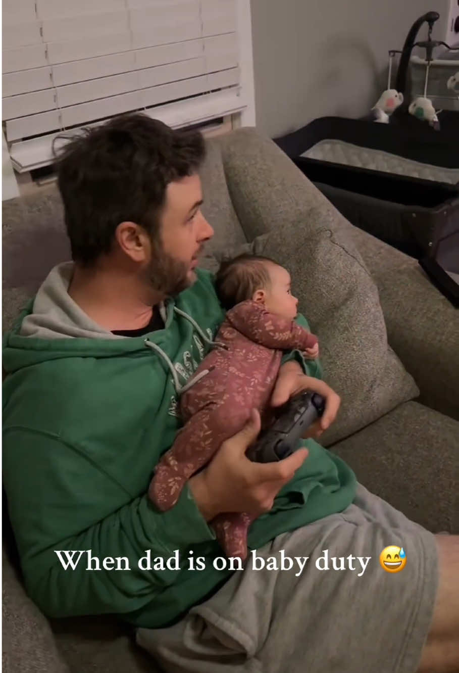 Dad can play games while talking care of the baby 😂#baby#playgame #dad#funny#cute
