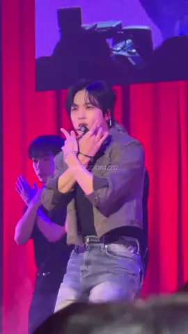 #haechan with ear piercing😭