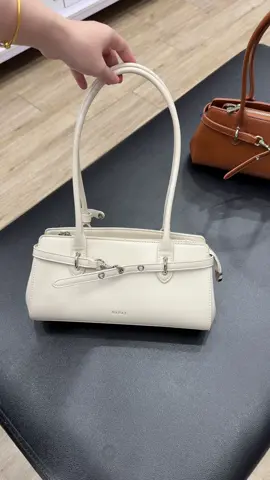 Thu về rồi, xách túi này đi dạo phố thì chill hết nấc ☕️ #HAPAS #hapassuperbrandday #baglover #tuixachnu #bstmoi 