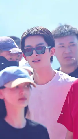 ท่ามกลางแสงแดดกับลุคใหม่ที่หล่อร้อนแรงพอๆกับแสงแดด😍😍25.10.10#wangxingyue #หวังซิงเยว่ #王星越 #พระเอกซีรี่ย์จีน #ซีรี่ย์จีน 