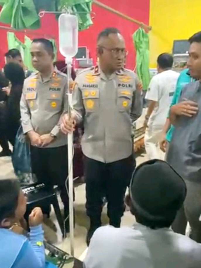 Keracunan Santap MBG di Martapura: 130 Orang Dirawat di RSUD Ratu Zalecha MARTAPURA - Sampai 24 jam berlalu, sebanyak 130 orang keracunan pasca menyantap olahan Makan Bergizi Gratis (MBG) kiriman dari SPPG Tungkaran sempat dirawat di RSUD Ratu Zalecha.  Dalam peninjauan, Jumat (10/10/2025) siang, Wakapolda Kalsel Bridgen Pol Golkar Pangarso Rahardjo Winarsadi mengatakan, total ada 130 pasien tercatat datang ke Rumah Sakit Umum Daerah (RSUD) Ratu Zalecha Martapura dengan berbagai keluhan. 