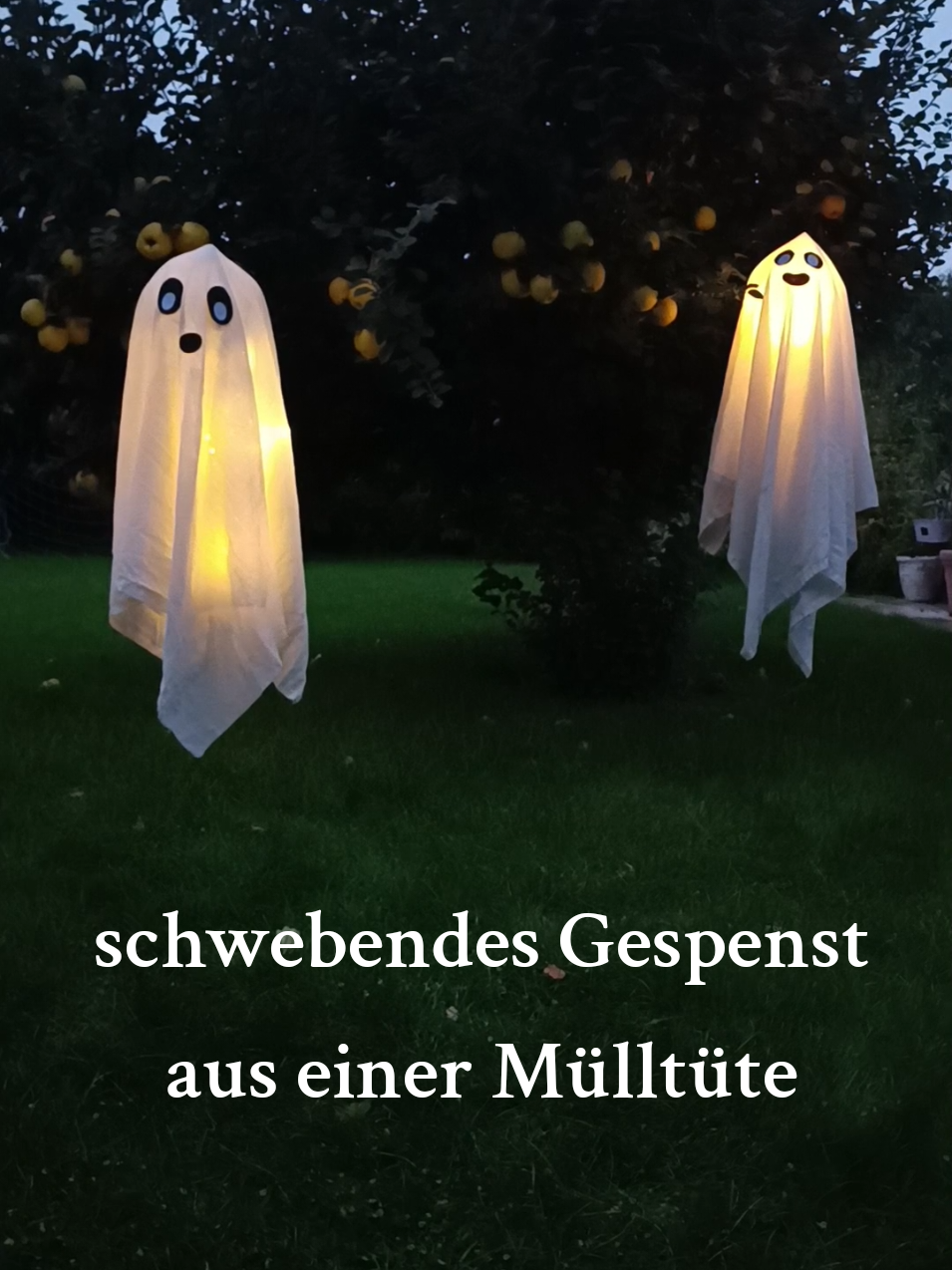 Aus einer alten Gardine, einer Mülltüte und einem Nylonfaden entsteht ein süßes, schwebendes Halloween-Gespenst – nachhaltig, kinderfreundlich und einfach niedlich! ♻️💚 Ob über dem Tisch, im Flur oder am Fenster – es schwebt ganz leicht und bringt Kinderaugen zum Leuchten. Kleines DIY, große Freude – und ganz ohne viel neuen Müll. 🌱👻 💡 Folge mir für mehr nachhaltige Dekoideen, die Kinder und Umwelt glücklich machen! #HalloweenDIY #NachhaltigBasteln #UpcyclingIdeen #DIYGespenst #HalloweenMitKindern           