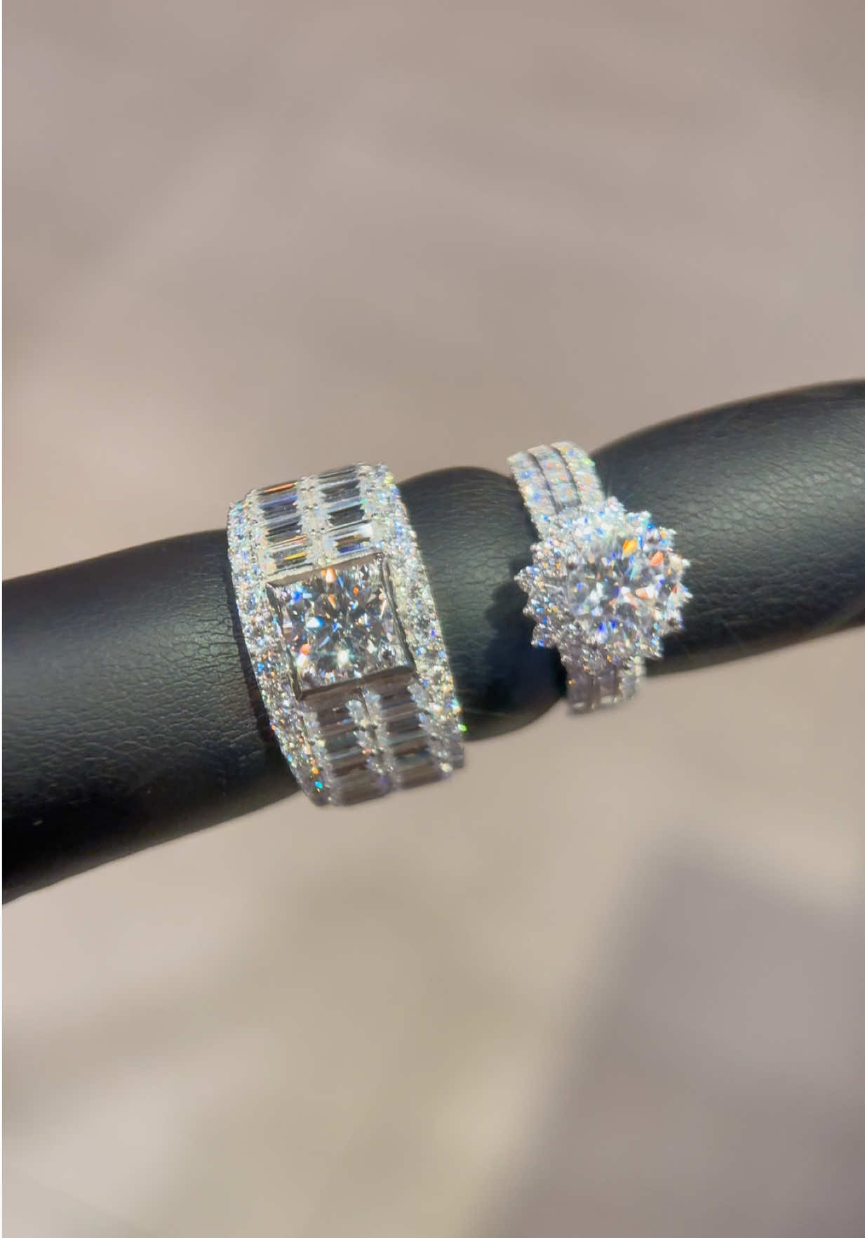 Cặp Nhẫn Vàng Trắng full kim Moissanite 💍 Loanh quanh 30 🍠 Mời anh em săn ạ #trangsuc #phanhungluxury #nhannammoissanite #cambodia #nhandoi 