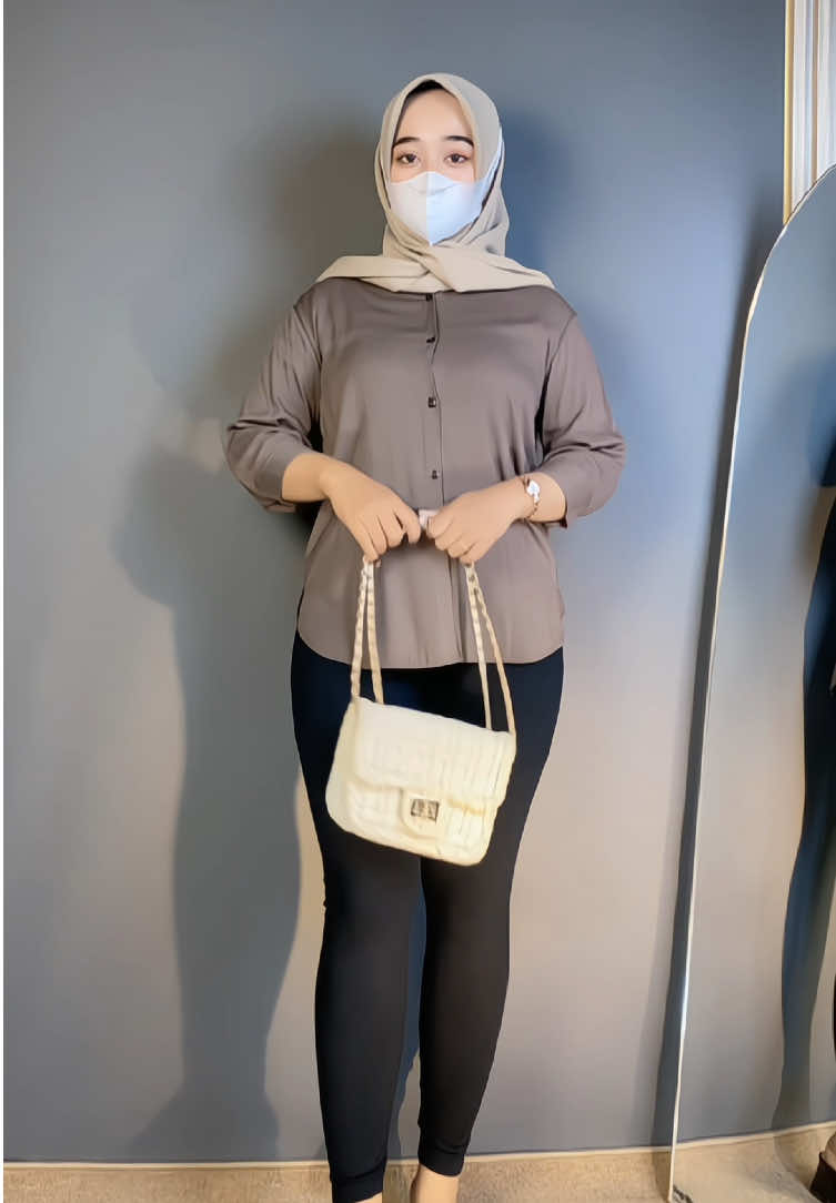 aku pake warna darkstone nih say, sumpah ini sih cakep banget #rekomendasioutfit #kemejarayon #kemejawanita #ootdhijab #fyp 