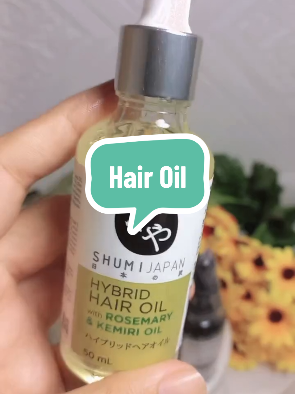 Rambut berhijab butuh dirawat shumi japan hybrid hair oil campuran 5 minyak alami bikin rambut kita sehat sekali tetes langsung jatuh cinta.#haircarehijab #shumijapanhybridhairoil #perawatanrambutberhijab #hairoilnatural 