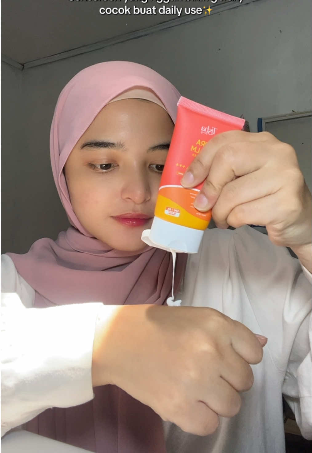 Simple, ringan, dan bikin kulit happy — that’s all I need ✨ @TishaCosmetics #sunscreenviraltisha #tishabeauty #hydracalmsunscreen #tishauvshield 