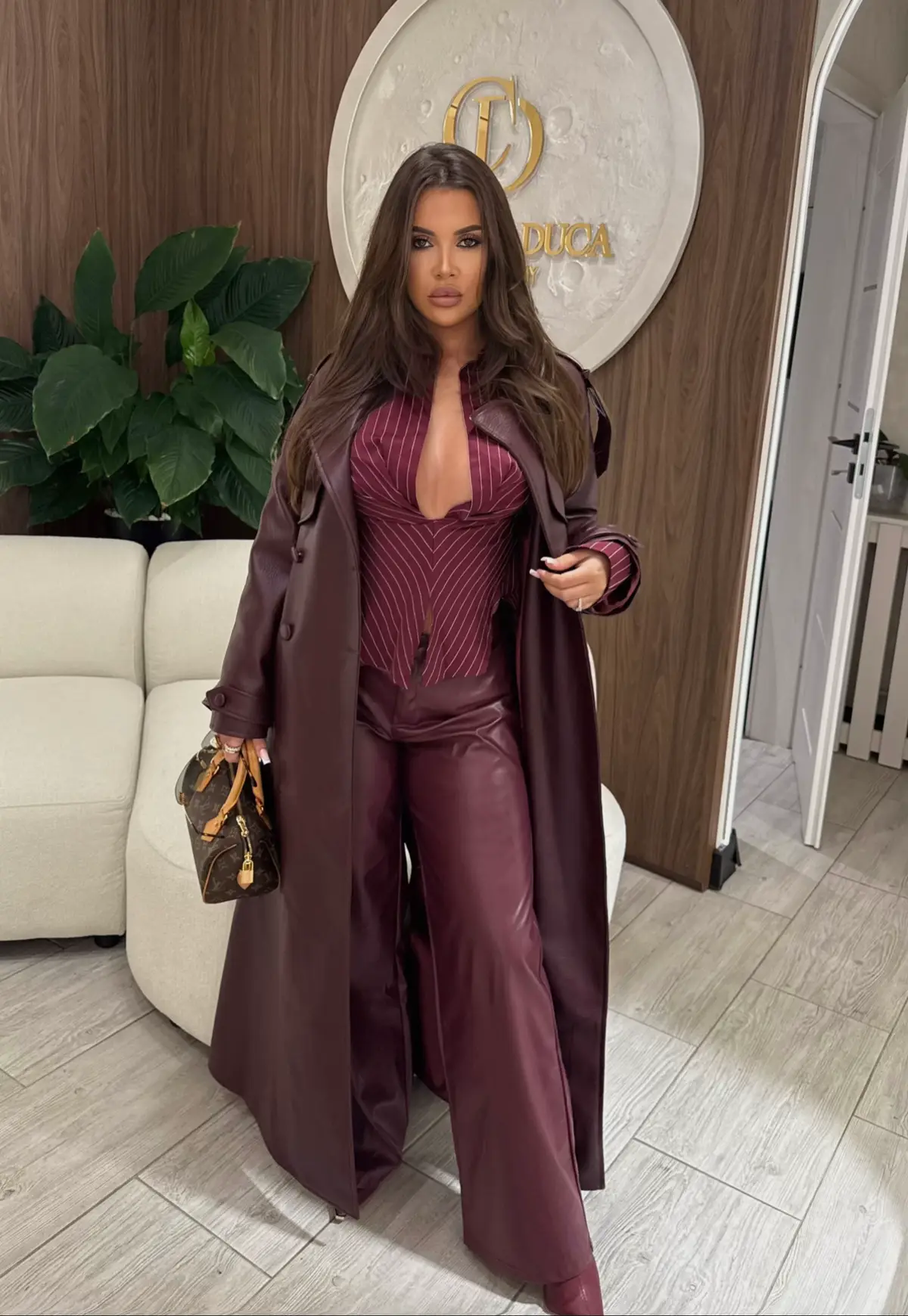 Ținuta mea completă o găsiți în link-ul din bio! 🫦 Iar dacă vreți și voi cele mai tari outfituri din dressingul meu, folosiți codul OCTOBER pentru o reducere extra — chiar și la produsele deja reduse !! Love all ❤️