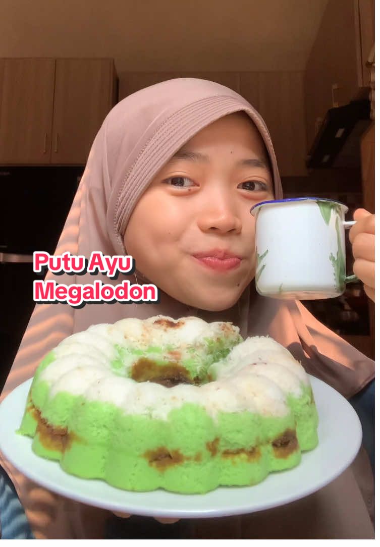 Putu Ayu JumboMegalodon              Bahan: kelapa parut (campur 2 sdm maizena dan garam sejumput, kukus) 2 telur, 75gr gula, 1/2 sdt sp,  15 sdm terigu, 1 sdm tapioka, 130ml santan cair, pasta pandan, gula merah secukupnya