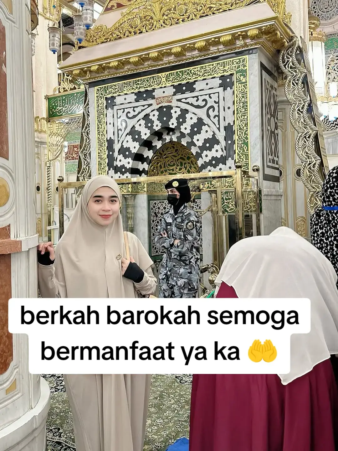 Hidup yang tenang adalah impian banyak orang dan meskipun setiap individu mempunyai cara dan pandangan tersendiri tentang ketenangan ada beberapa prinsip atau kunci yang dapat membantu mencapai hidup yang lebih tenang Berikut adalah beberapa kunci utama dalam mencapai ketenangan hidup: 1. Mendekatkan Diri Kepada Allah Bagi umat Islam mendekatkan diri kepada Allah adalah sumber utama ketenangan hati Dalam Surah ArRad ayat 28 Allah berfirman Ingatlah hanya dengan mengingat Allah hati menjadi tenang Ketaatan kepada Allah melakukan ibadah dengan penuh keikhlasan Dan memperbanyak doa serta zikir dapat membawa ketenangan jiwa  2. Bersyukur Rasa syukur atas segala nikmat yang diberikan oleh Allah dapat membantu seseorang merasa lebih puas dan tenang dalam hidup Ketika seseorang bersyukur dia akan melihat halhal positif dalam hidupnya meskipun dalam situasi yang sulit Syukur mengubah cara pandang kita terhadap kehidupan dan membawa ketenangan batin 3. Memaafkan diri sendiri dan orang lain Memaafkan adalah salah satu cara terbaik untuk mendapatkan ketenangan Ketika seseorang memaafkan ia melepaskan beban emosional yang bisa mengganggu ketenangannya Memaafkan orang lain serta diri sendiri membantu kita melepaskan rasa sakit dan dendam yang tidak perlu  4. Menerima takdir dan Realiti Hidup Ketenangan datang ketika kita mampu menerima kenyataan hidup dengan lapang dada Setiap orang menghadapi ujian cabaran dan kesulitan Tetapi jika kita menerima bahwa kehidupan ini penuh dengan ketidakpastian dan kesulitan kita akan lebih mudah menghadapinya tanpa stres berlebihan  5. Mengatur Hati dan Pikiran Ketenangan hidup sering kali berhubung dengan ketenangan batin Mengatur hati dan pikiran melalui latihan seperti meditasi zikir atau latihan pernapasan dapat membantu menenangkan emosi dan mengurangi stres Fokus kepada halhal positif juga penting untuk menghindari perasaan cemas dan khawatir 6. Mengelola Waktu dengan Baik Hidup yang tenang juga berkait rapat dengan kemampuan kita mengatur waktu dengan bijak Menghindari kelelahan akibat pekerjaan yang menumpuk dan mengatur waktu untuk beristirahat serta berkumpul dengan orangorang yang kita sayangi dapat memberi ketenangan dalam hidup  7. Menjaga Keseimbangan dalam hidup Keseimbangan antara pekerjaan keluarga ibadah dan waktu untuk diri sendiri sangat penting untuk mencapai ketenangan Mengutamakan aspekaspek yang memberi kebahagiaan dan kedamaian akan membantu menghindari kehidupan yang penuh tekanan  8. Bersedekah dan Berbuat Baik kepada Orang Lain Bersedekah tidak hanya memberi manfaat kepada penerima tetapi juga memberi ketenangan kepada pemberi Dengan berbagi kita merasa bahwa hidup ini lebih bermakna dan penuh berkah Membantu orang lain juga mengurangi rasa egois dan memperkuat hubungan sosial yang berdampak positif pada ketenangan hati  9. Menjadi Kesehatan Fisik Tubuh yang sehat mendukung pikiran dan perasaan yang tenang Olahraga secara teratur tidur yang cukup makan dengan pola yang sehat dan menjaga kebersihan diri adalah halhal penting untuk menjaga kesehatan fisik yang langsung mempengaruhi ketenangan jiwa 10. Menerapkan sifat sabar dan tawakal Sabar dalam menghadapi ujian hidup dan tawakal kepada Allah adalah kunci utama untuk hidup tenang Sabar memungkinkan kita untuk tetap tenang dalam situasi yang penuh tekanan sementara tawakal memberi keyakinan bahwa segala sesuatu sudah ada dalam takdir Allah dan ada hikmah di balik setiap peristiwa