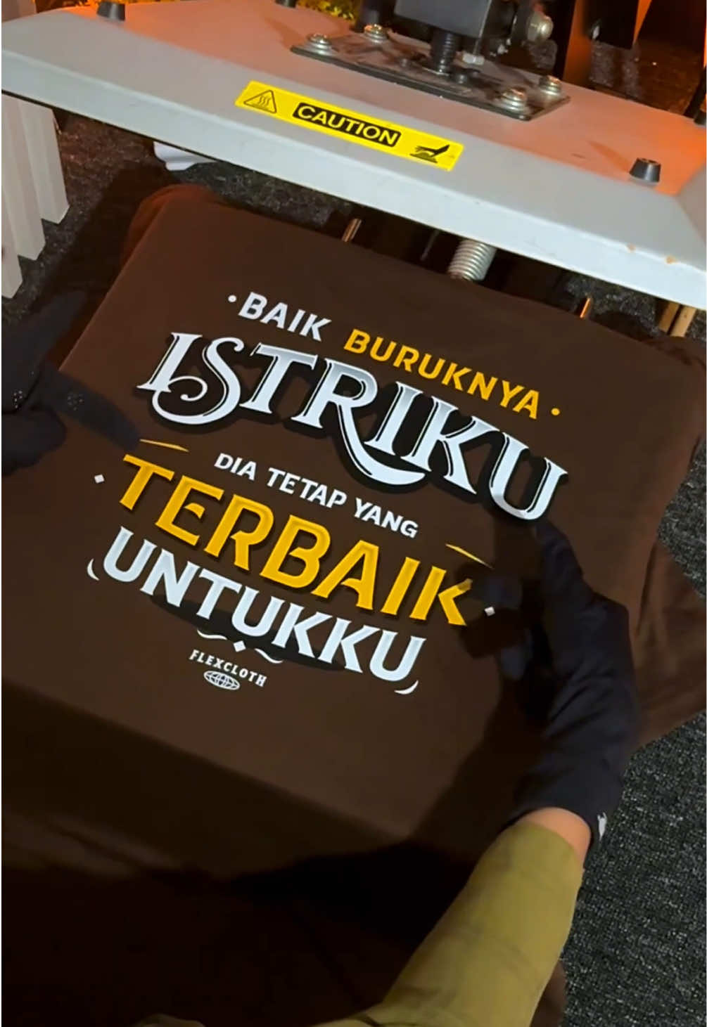 Tulisannya manis banget ngewakilin cinta tulus suami ke istri🥰🥹 #kaosviral #suamiidaman #istritercinta #bajupria 