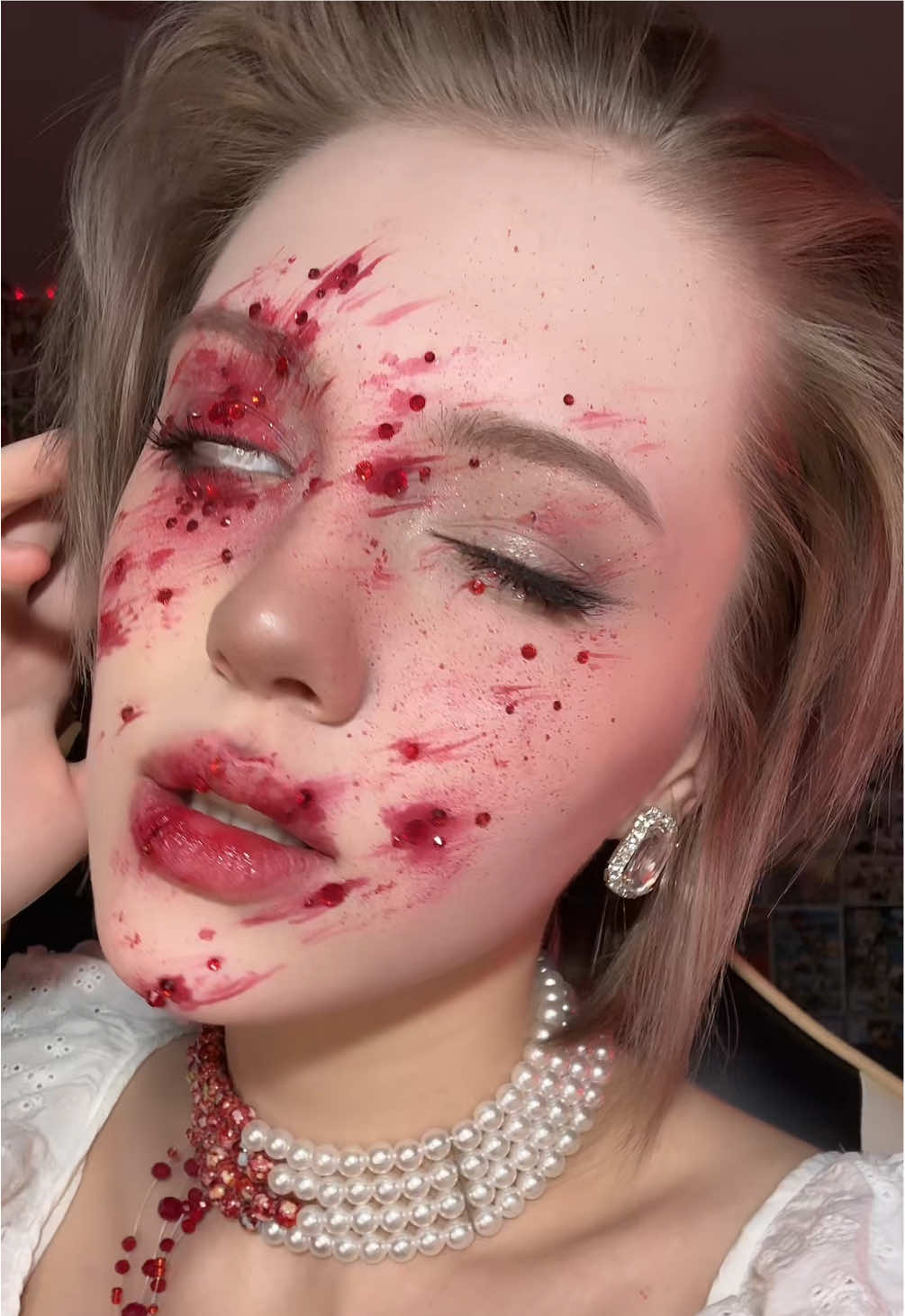 ТГК: yaj2n♥️ !FAKE BLOOD! !TW! halloween makeup🩸slasher girl makeup 💋 тутор на мейк уже есть в профиле!! надеюсь тик ток не забанит видос🙏🙏🙏 пока пропадаю на несколько дней, надеюсь привезти вам влоги из китая! #makeuptutorial #douyinmakeup #halloween #blood #макияж 