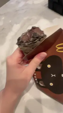 じんじんやってた三角チョコパイ凍らすやつ中のチョコが生チョコみたくなってマジで飛ぶ。ほんとに美味い、絶対やって。#三角チョコパイ #じんじん#fyp  #おすすめ
