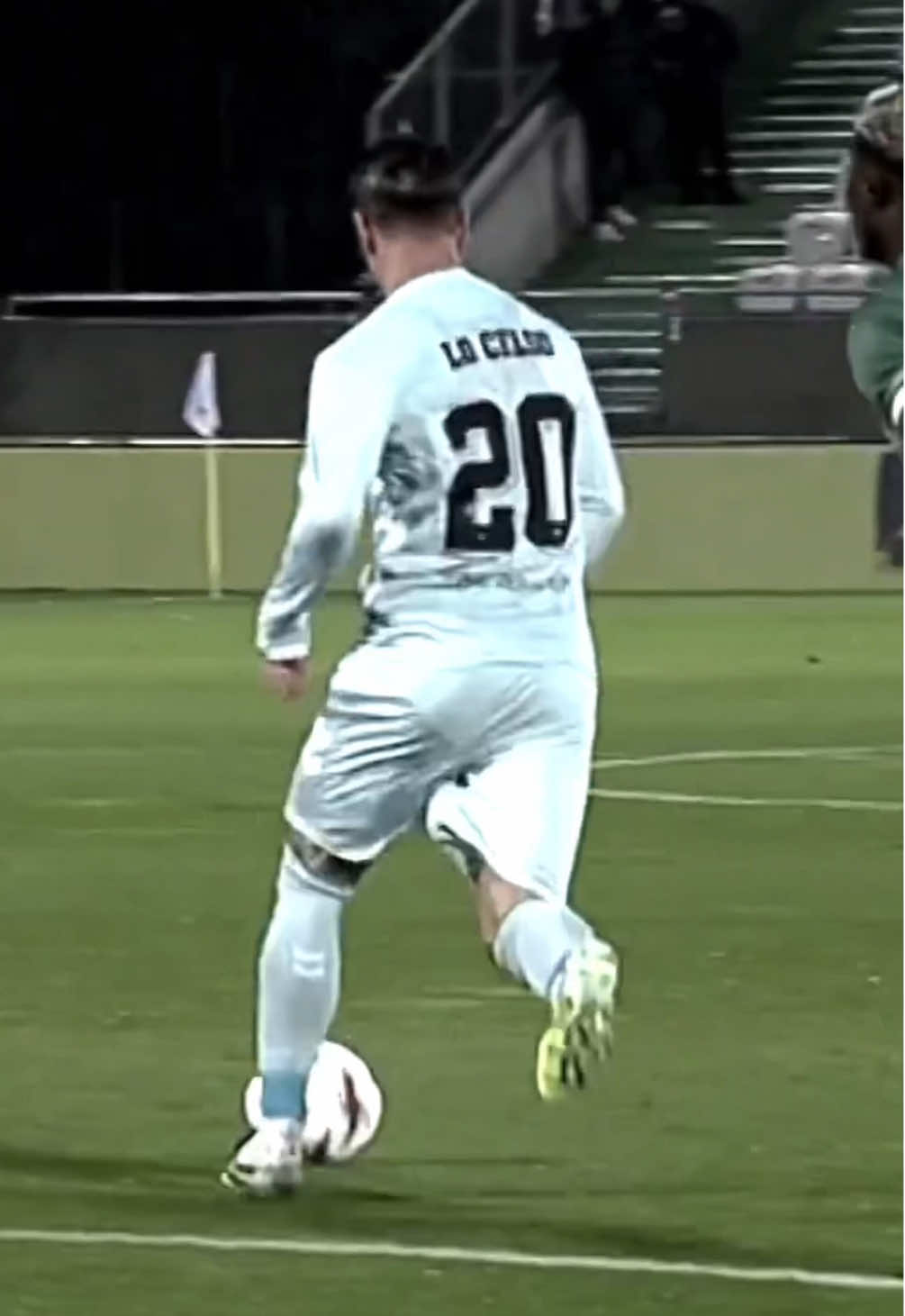 ما بين قربك وخوفي عليك من فضلك اقفل رجليك 🫣 #sportsontiktok #ريال_بيتيس #RealBetis #ArabTikTok 