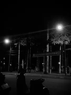 “họ có thể bàn tán về cuộc đời anh, để mà sống dùm anh thì điều không thể”