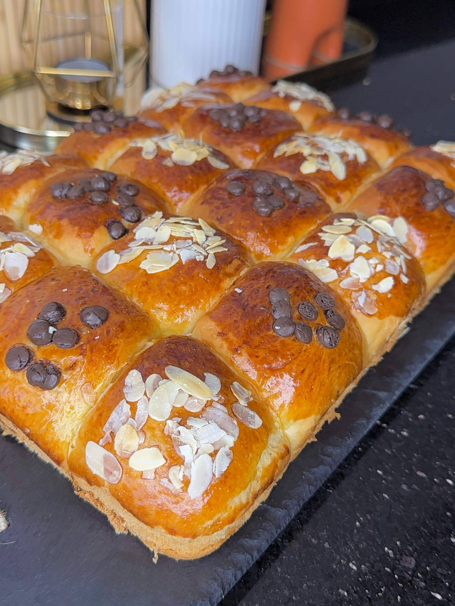 بريوش الشهدة مفشفش وخفيف بحال القطن بطريقة سهلة ومكونات عندك فالدار😋 المكونات 👇 كاس الا ربع سكر  2 اكياس سكر فانيلا  كاس و ربع حليب  م.ك خميرة الخبز  بياض بيضة  4 كؤوس دقيق  م.ك زبدة  اصفر بيضة مع الخل للدهن  رقائق اللوز و حبيبات الشوكولاطة للتزيين