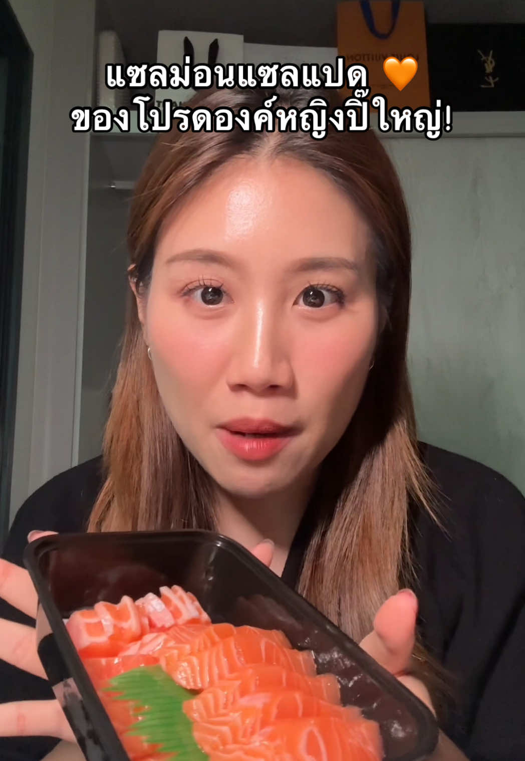 ฟินปิํๆๆๆๆๆ อร่อยยยย 👍🏻🧡 #tiktokพากิน #อร่อยบอกต่อ #ของกินอร่อย #แซลมอน #รีวิวของกิน 