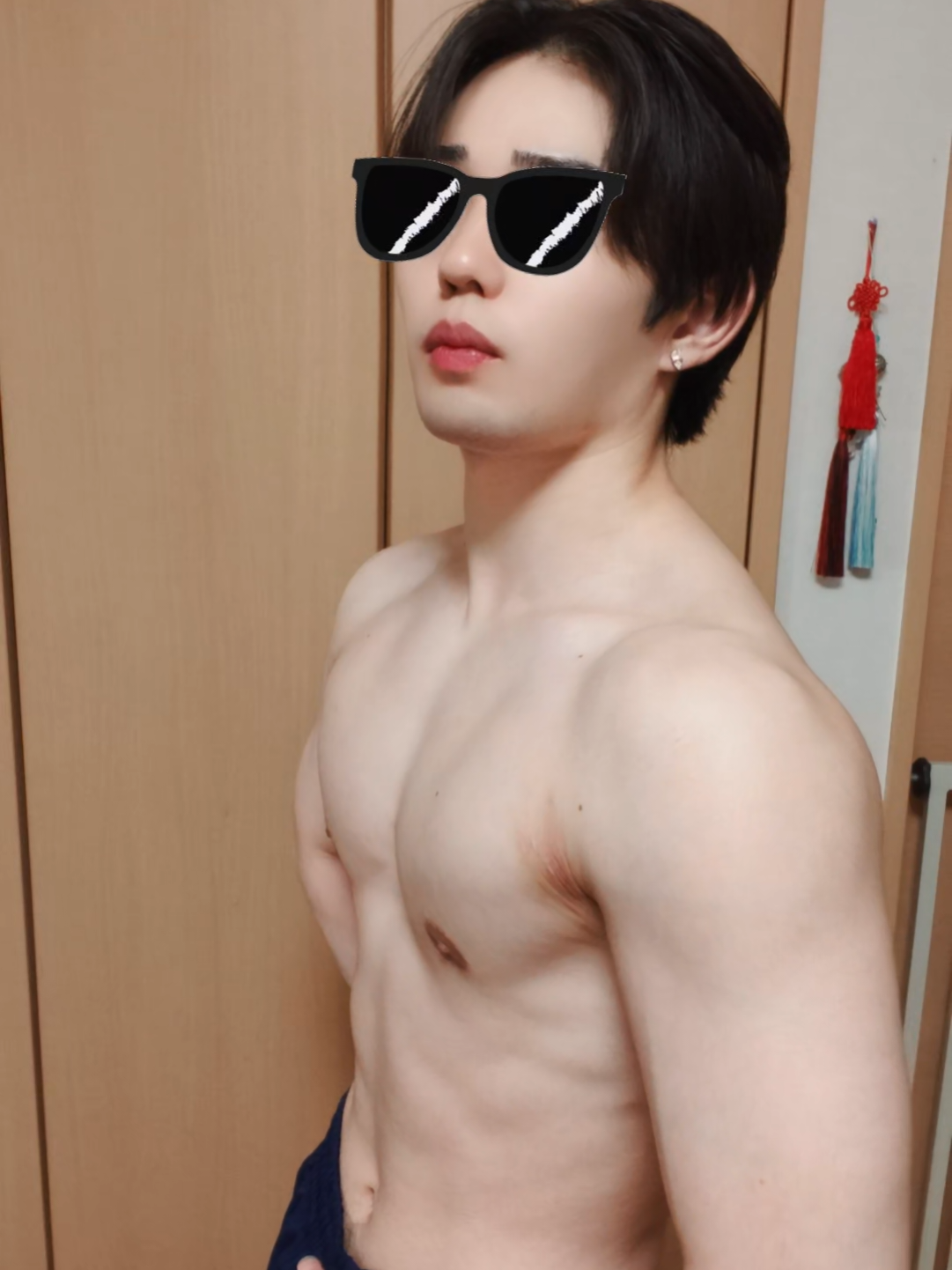 どうも、世界一色白な細マッチョです。 #初投稿 #筋トレ #筋肉 #おすすめ #gym 