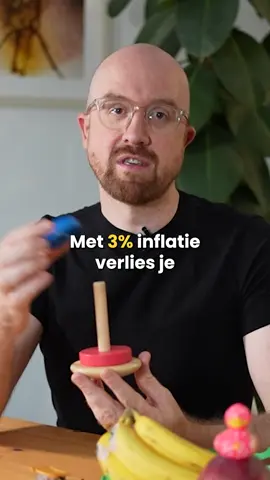 Je ziet het niet, maar je voelt het overal. In de supermarkt. Aan het tankstation. Op je energiefactuur. Alles wordt duurder. Ik laat mijn geld liever werken dan toekijken hoe het verdwijnt. 📌 In mijn gratis masterclass leg ik uit hoe ik dat aanpak met beleggen. → Link in bio → Of laat start achter in de comments, dan stuur ik je de info