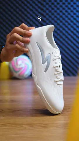 ASMR Specs Accelerator Illuzion 4 Pro IN, simple, elegan dan berkelas pastinya! 🤍⚡️ Buat lo yg punya kaki lebar sepatu ini masih worth it buat lo miliki sob! 👍 Buruan amanin size lo sekarang oke! 🙌 Rekomendasi posisi : flank,anchor Tipe Sepatu : medium Berat sepatu (size 40) : 210 gram #sepatuoriginal #sepatufutsaloriginal #specs #specsindonesia #specsilluzion4pro     