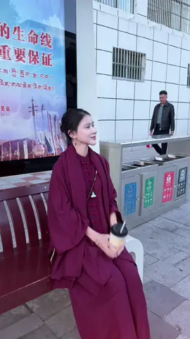 Khi bạn bắt đầu yêu chính mình nghiệp tình sẽ tự tan? Yêu bản thân là khởi đầu của giải thoát. Bạn từng tự hỏi vì sao tình yêu đến rồi đi, để lại bao vết thương khó lành. Bạn trách người rời bỏ, bạn trách duyên phận bất công. Nhưng sự thật ẩn giấu là: nghiệp tình chỉ bám lấy khi bạn chưa thật sự yêu chính mình. Khi bạn không đủ đầy, bạn đi tìm người khác để lấp khoảng trống. Khi bạn thiếu tự thương, bạn trao quá nhiều và mong được bù đắp.Chính sự mong cầu ấy tạo ra sợi dây nghiệp, buộc chặt bạn trong vòng luân hồi tình cảm.Và vì thế, yêu sai, đau khổ, đổ vỡ - lặp lại như một vòng xoay bất tận.Kinh Lăng Nghiêm nhắc: 