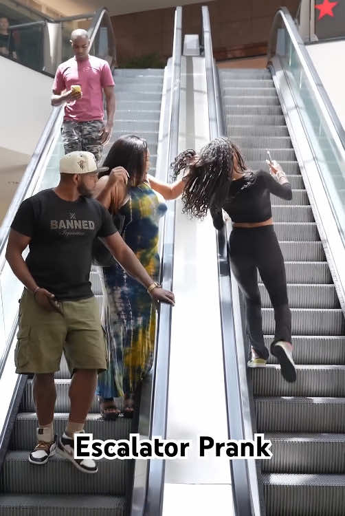 The reaction of the escalator touching a stranger’s hand#fyp #funny #prank #tiktok 