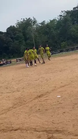 Tetaplah berjuang di team yang  mengistimewakan kita;