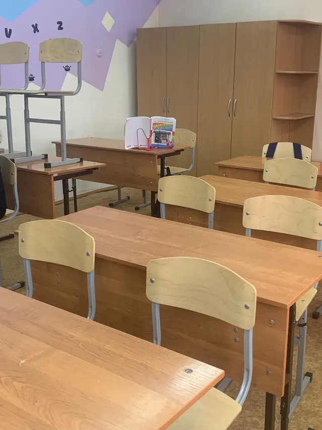 MacBook Pro — это линейка ноутбуков от компании Apple, ориентированная на профессионалов и пользователей, требующих высокой производительности. Вот основные характеристики, которые делают MacBook Pro особенным: •  Производительность: MacBook Pro обычно оснащены более мощными процессорами (например, чипы Apple Silicon M-серии) и графическими ускорителями, чем MacBook Air. Это делает их подходящими для ресурсоемких задач, таких как редактирование видео, обработка графики, программирование и разработка. •  Дисплей: MacBook Pro обладают высококачественными дисплеями с высокой яркостью, контрастностью и точной цветопередачей. В последних моделях часто используется технология Mini-LED, обеспечивающая ещё более глубокий чёрный цвет и улучшенную детализацию. •  Память и хранилище: MacBook Pro обычно предлагают больше оперативной памяти и вариантов накопителей (SSD) по сравнению с MacBook Air, что позволяет работать с большими файлами и приложениями более эффективно. •  Порты: MacBook Pro оснащены большим количеством портов, включая Thunderbolt/USB 4, HDMI и разъем для наушников, что обеспечивает широкие возможности подключения периферийных устройств. •  Дизайн и качество сборки: MacBook Pro имеют прочный и элегантный алюминиевый корпус, а также высококачественную клавиатуру и трекпад. •  Цена: MacBook Pro, как правило, дороже, чем MacBook Air, что отражает их более высокую производительность и продвинутые функции. В целом, MacBook Pro — это премиальный ноутбук для тех, кто ищет максимальную производительность, качество дисплея и возможности подключения, необходимые для профессиональной работы.#macbook #macbookpro #ink0rease #Tech #techtok @отвал отвалыч @Matveev 