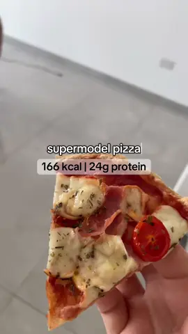 supermodel pizza 🫶🏻✨ low calorie and high protein pizza 😋 #lowcalorierecipes #lowcaloriepizza #healthypizza #lowcaloriehighprotein #modeltok 