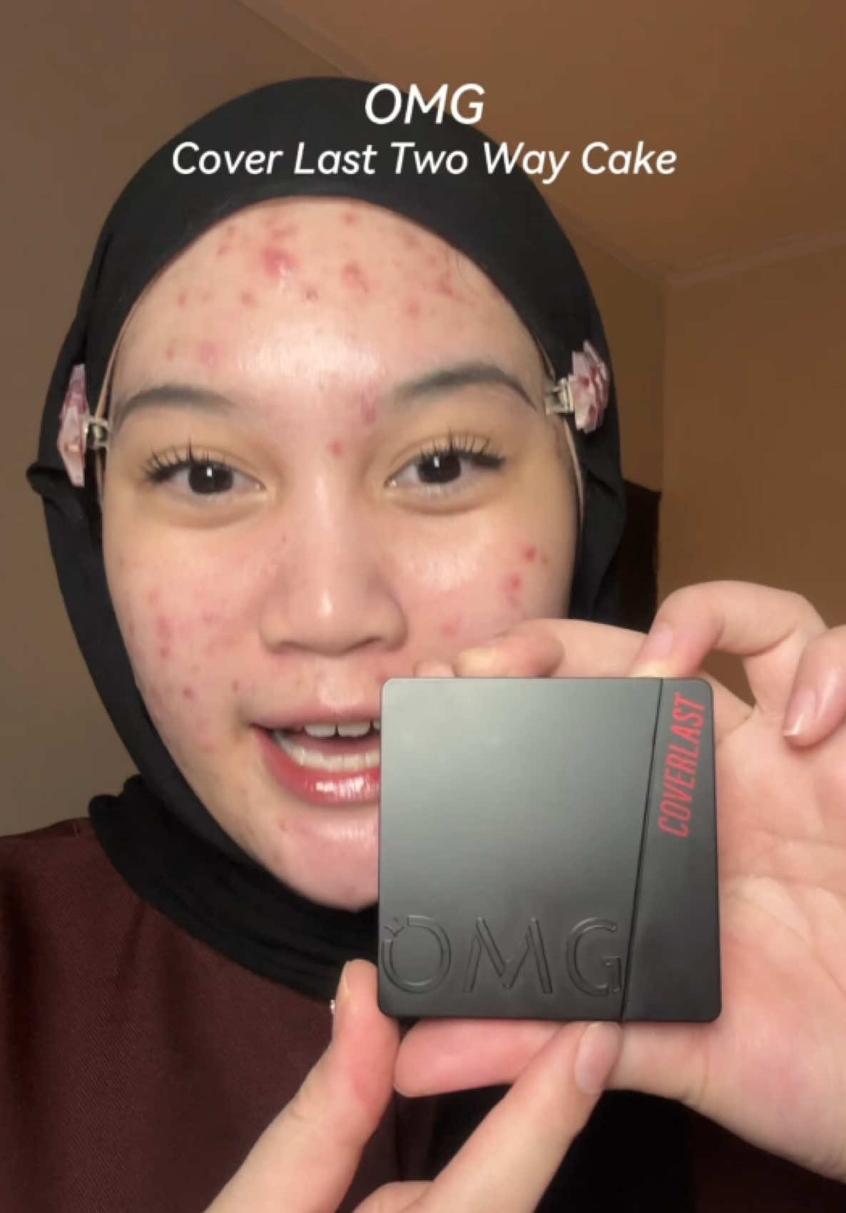 OMG two way cake gantii packaging dan nambah shadess! akhirnya ada shades yg cocok di aku oemjihhh😭🫰🏻 sangat cocok untuk kantong siswa dan mahasiswa akhir bulan! 30rb-an doang cooyyy🤫🤫 — #rekomendasitwowaycake #omgbeauty #twcomg #rekomendasitwc 