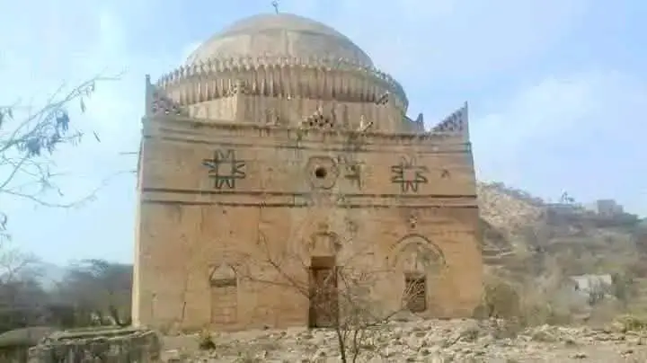 #وصاب #قبة_عراف 🕌 ✨ هي واحدة من أبرز المعالم التاريخية في اليمن، وتحديدًا في مديرية وصاب العالي بمحافظة ذمار. 📍 تُعتبر هذه القبة تحفة معمارية نادرة، حيث يبلغ عمرها مئات السنين. ⏳ معلومات عن قبة عراف الموقع: تقع في منطقة ريفية خلابة بمديرية وصاب العالي. ⛰️ التاريخ: يعود تاريخها إلى فترة العصر الإسلامي، ويرجح المؤرخون أنها بُنيت قبل أكثر من 800 عام. 📜 التصميم: تتميز بتصميم فريد يجمع بين الطابع الهندسي المتقن والزخارف البديعة التي تغطي جدرانها الداخلية والخارجية. 🎨 النقوش والخطوط العربية الموجودة عليها تجعلها قطعة فنية فريدة. ✒️ الأهمية: على الرغم من الجدل حول وظيفتها الأصلية (هل كانت مسجدًا 🕌 أم ضريحًا؟)، إلا أنها تظل شاهدًا حيًا على براعة الفن المعماري اليمني القديم. 🧠 الوضع الحالي: للأسف، تواجه القبة إهمالًا وتخريبًا، مما يهدد وجودها. 💔 هي بحاجة ماسة للحماية والترميم لتظل رمزًا لتاريخ اليمن العريق. 🛡️ قبة عراف ليست مجرد مبنى قديم، بل هي جزء لا يتجزأ من التراث اليمني الغني، وتستحق منا جميعًا أن نعمل على حمايتها والمحافظة عليها.