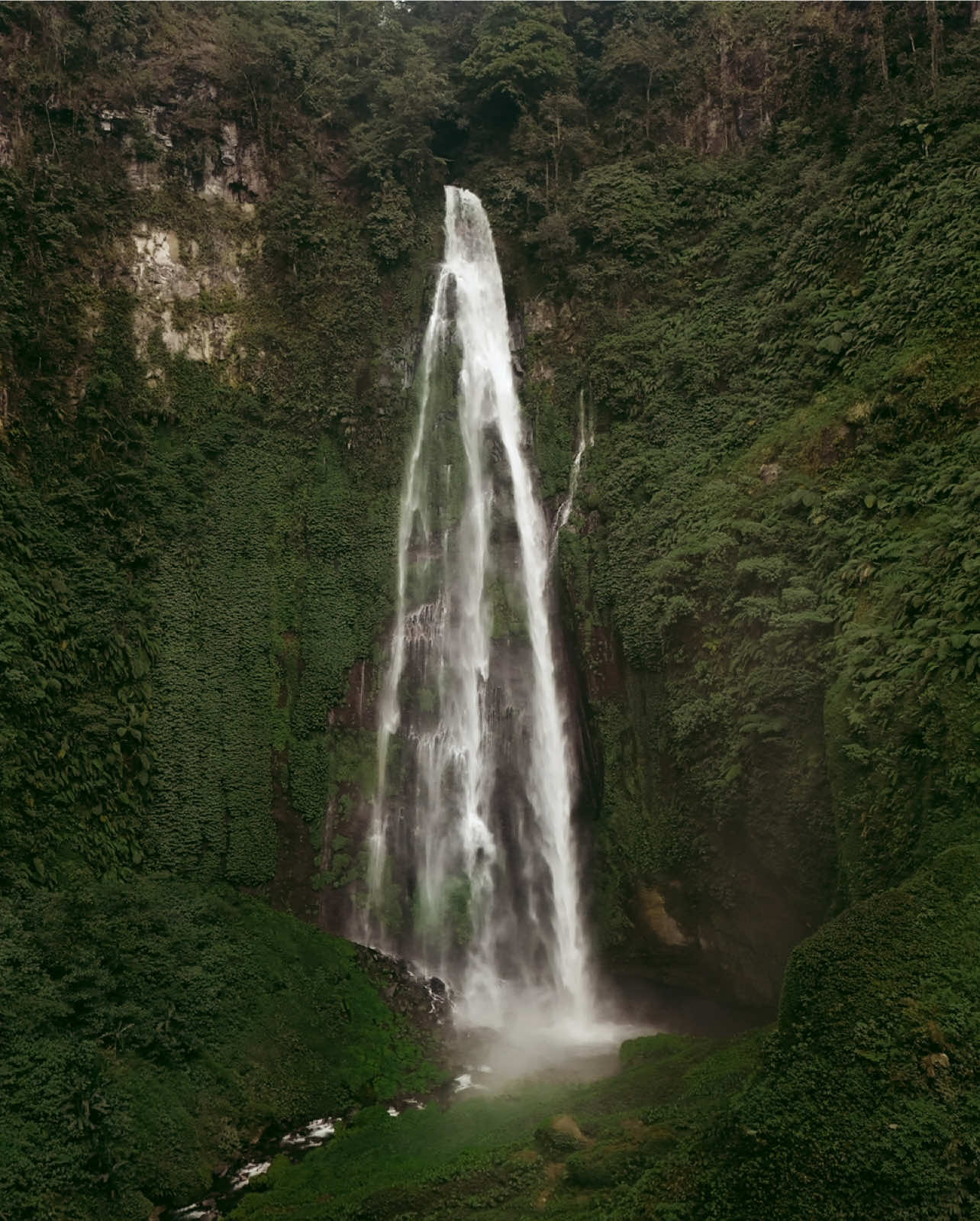 Kingdom waterfall lombok - tiu sekeper . . #lombok #waterfall #tour #traveltiktok #fypage @Wonderful Indonesia @Pesona Indonesia 