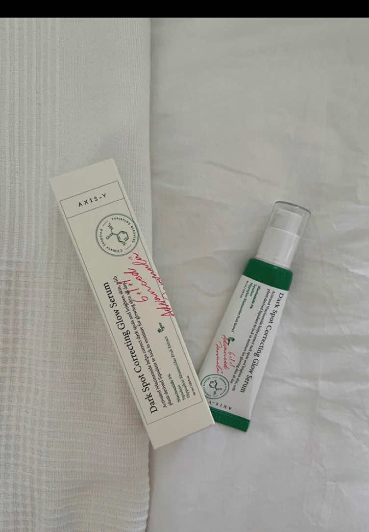 ✨ Been on my dark spot healing journey lately, and AXIS-Y has been my skin’s new bestie 💚 Bekas jerawat yang dulu bandel banget, sekarang pelan-pelan mulai memudar, kulit juga keliatan lebih sehat dan glowy! Formulanya ringan banget, cocok buat humid weather. With the power of 5% Niacinamide and mega-hydrator Squalane bantu cerahin, melembabkan, dan samarin dark spot tanpa bikin kering. A little reminder: 🍃gentle care always brings the sweetest results, your skin will thank me later☁️ #AXISY #axisyglowserum #glowserum #veganskincare #koreanskincare 
