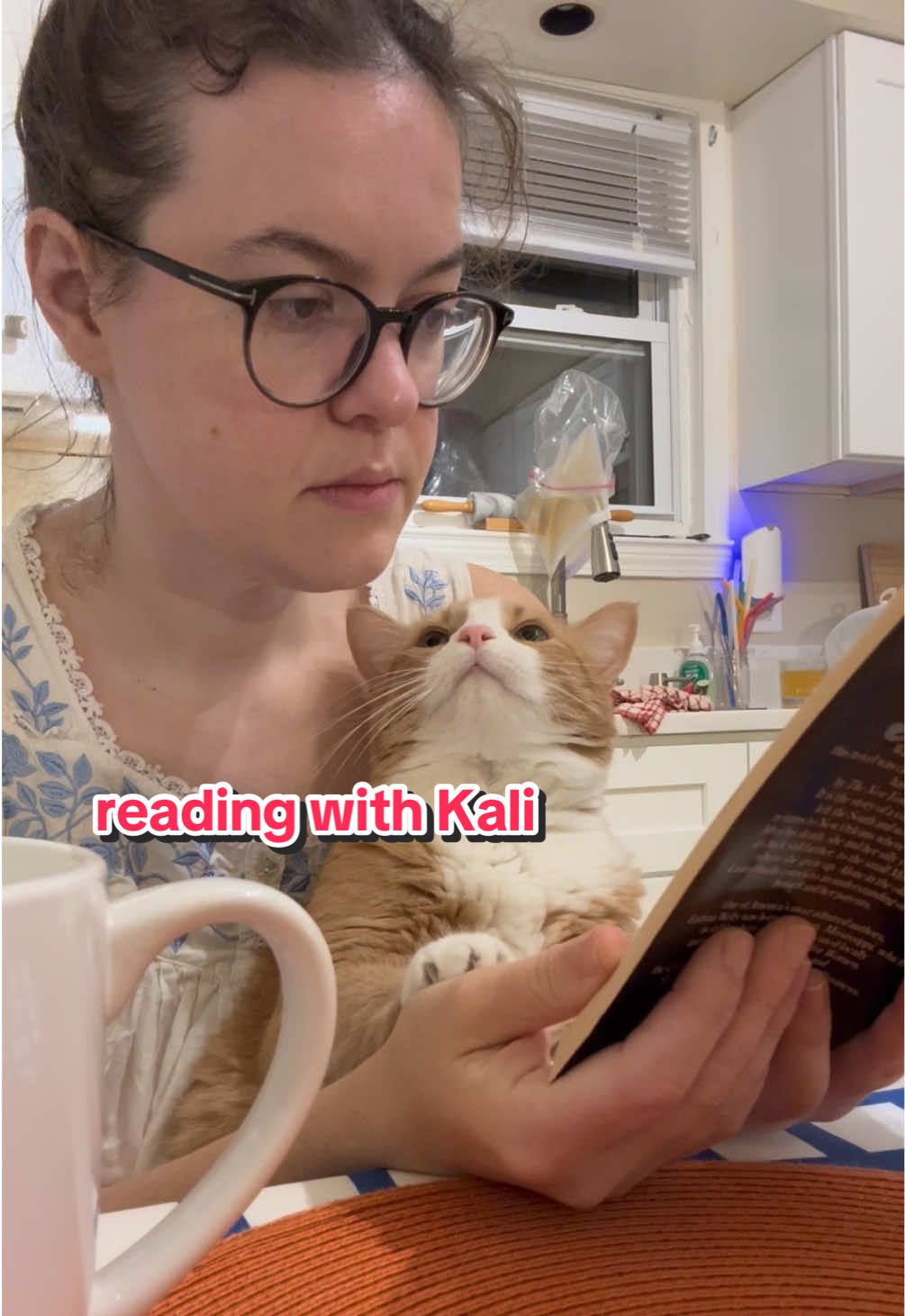 spending the morning reading Eudora Welty with my little baby cat (she only reads Pulitzer Prize winners btw) #asmrsounds #catsoftiktok #purring #reading #BookTok 