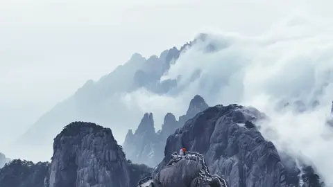 Người thương như gió đầu thu, thoảng qua vai áo, tưởng mỏng manh mà hóa ra là khiến ta nhớ suốt đời. 📍 Hoàng Sơn, An Huy. #xoaiuc #tinhyeu #khoanhkhackhiyeu #canhdeptrunghoa #trunghoa 
