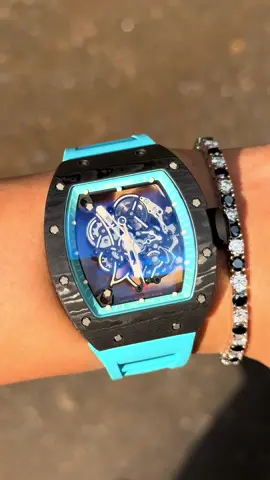 RM 055 Bubba Watson – khi sức mạnh và nghệ thuật chạm tới giới hạn. Phiên bản với vỏ Carbon TPT đen mờ mang vẻ đẹp của công nghệ và tốc độ, từng lớp sợi carbon được xếp chồng tạo nên hiệu ứng vân độc nhất – không chiếc nào giống chiếc nào. Đi cùng dây cao su xanh lam, một điểm nhấn trẻ trung, thể thao nhưng vẫn cực kỳ tinh tế – đúng tinh thần của tay golf huyền thoại Bubba Watson. Đằng sau lớp vỏ nhẹ tựa không khí là bộ máy skeleton đầy mê hoặc, để lộ từng chuyển động chính xác và mạnh mẽ – thứ khiến RM 055 trở thành biểu tượng của sự tự do và không giới hạn. #nguyenduywatch #nguyenduyluxury #dongholuot #luxurywatches #foryou