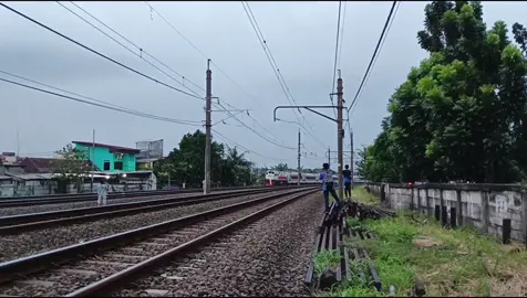 mode ngejar setoran 🌚 #keretaapiindonesia #ayonaikkereta #xysbca #aksi #keretaapikita #kobong #beranda #fogging 