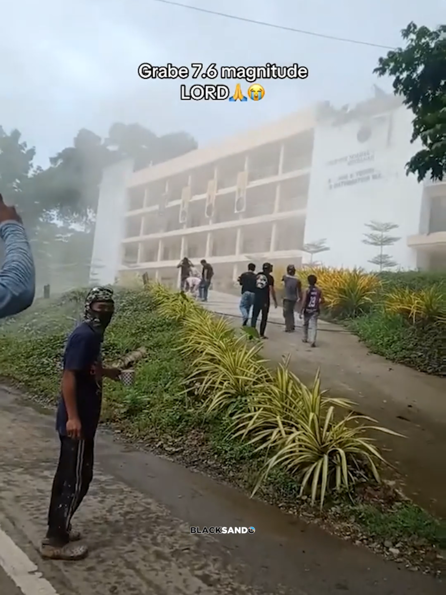 𝟏𝟎.𝟏𝟎 𝘿𝘼𝙑𝘼𝙊 𝙌𝙐𝘼𝙆𝙀  A compilation of intense moments caught on camera today, October 10, 2025, when a major M7.4 earthquake hit off the coast of Davao Oriental. Evacuations were prompted due to the initial tsunami warning, which has since been lifted. Stay safe, everyone. Authorities continue to warn the public about the risk of strong aftershocks. Please check on your loved ones and follow local advisories. #DavaoEarthquake #DavaoCity #Davao #LindolPH #linog