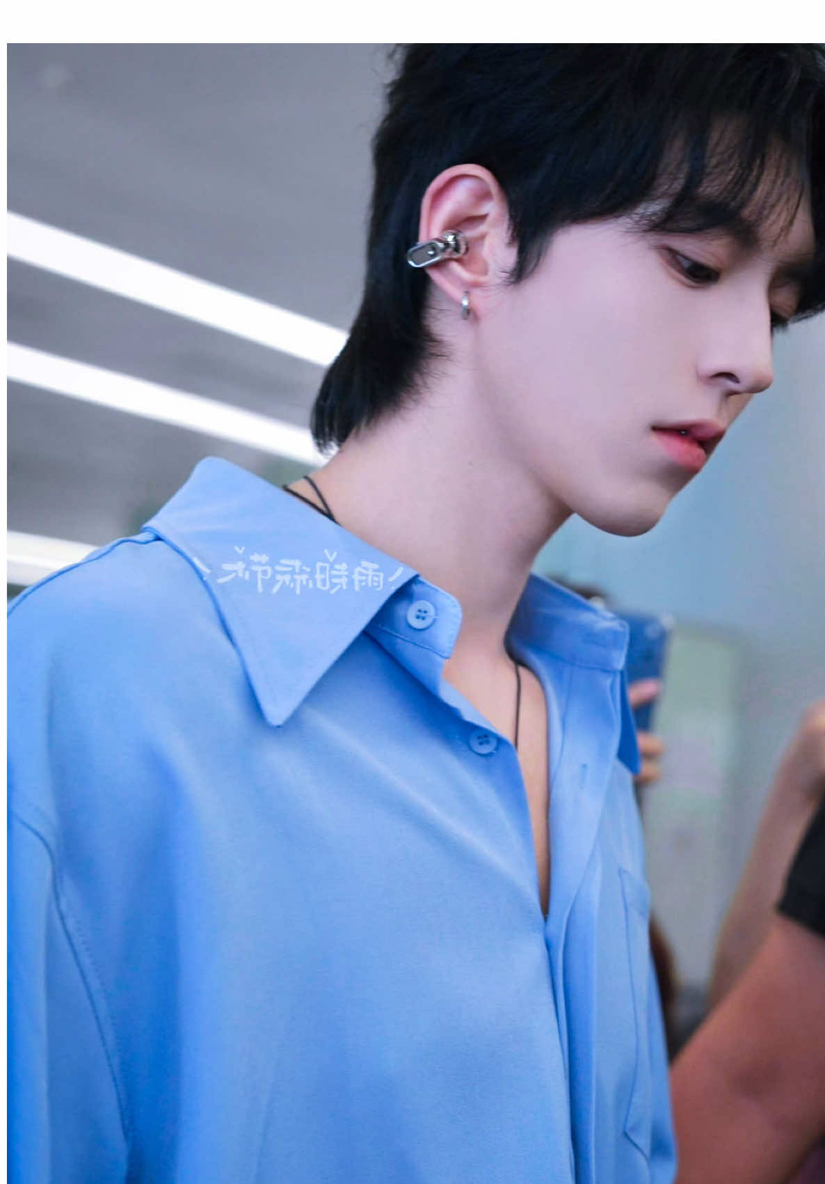 Chúc mừng thương vụ đầu tiên của Khâu Khâu đạt doanh thu tốt. Fan Mama như tui vui quá trời nên lên ngay vid khoe nhan sắc con trai. Làn da này đại diện mỹ phẩm là đúng rồi. Báo cáo kết quả ngày đầu ra mắt! Hơn 20.000 hộp quà được bán ra, thành tích doanh thu cửa hàng đạt hơn 7.75 triệu (≈ 29 tỷ🇻🇳💰)! 🎉 Trân trọng cảm ơn từng người hâm mộ đã ủng hộ.  #邱鼎杰 #邱鼎杰_kipuka #khâuđỉnhkiệt #qiudingjie #desiretheseries 