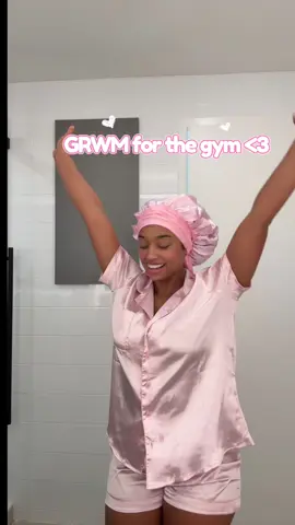 GRWM to look cute at the gym 💅🏽 and now I’m lifting like it’s light work 🤭 Beyond Raw LIT V2 did that. If you’re still raw dogging your workouts without it… embarrassing. Get yours at @gnclivewell duh. @beyondrawlabs #GNCPartner #TeamGNC