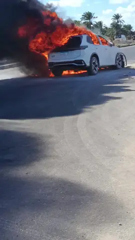 #حريق_عربية ملاكى نتيجة تصادمها مع تروسيكل نتيجة السرعة الذائده وتوفى اثنين من راكبى التروسيكل واصابه صاحب العربية بعد مصيف بلطيم باتجاه دمياط