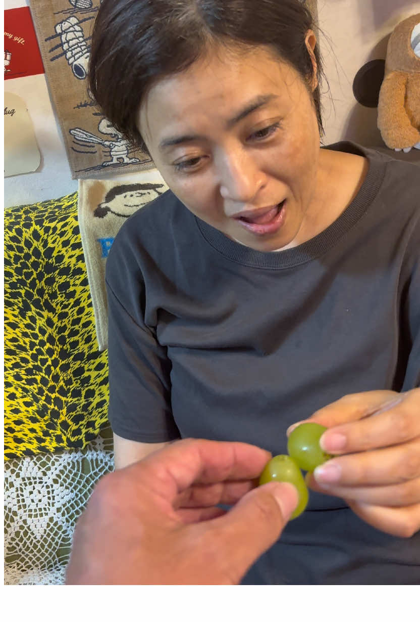 若年性認知症の妻と生きる。 早速お風呂上がりに母さんに楽しんでもらいましたよ。平井さん本当にありがとう。 妻は５０歳に若年性アルツハイマー型認知症と診断されました。 現在ともに今年５５歳 こういった動画が同じ境遇の方の何かの役に立てばと普段の生活をUPしていこうと思います。 #認知症 #若年性認知症　 #若年性アルツハイマー型認知症　 #Alzheimer's dementia #happily married couple