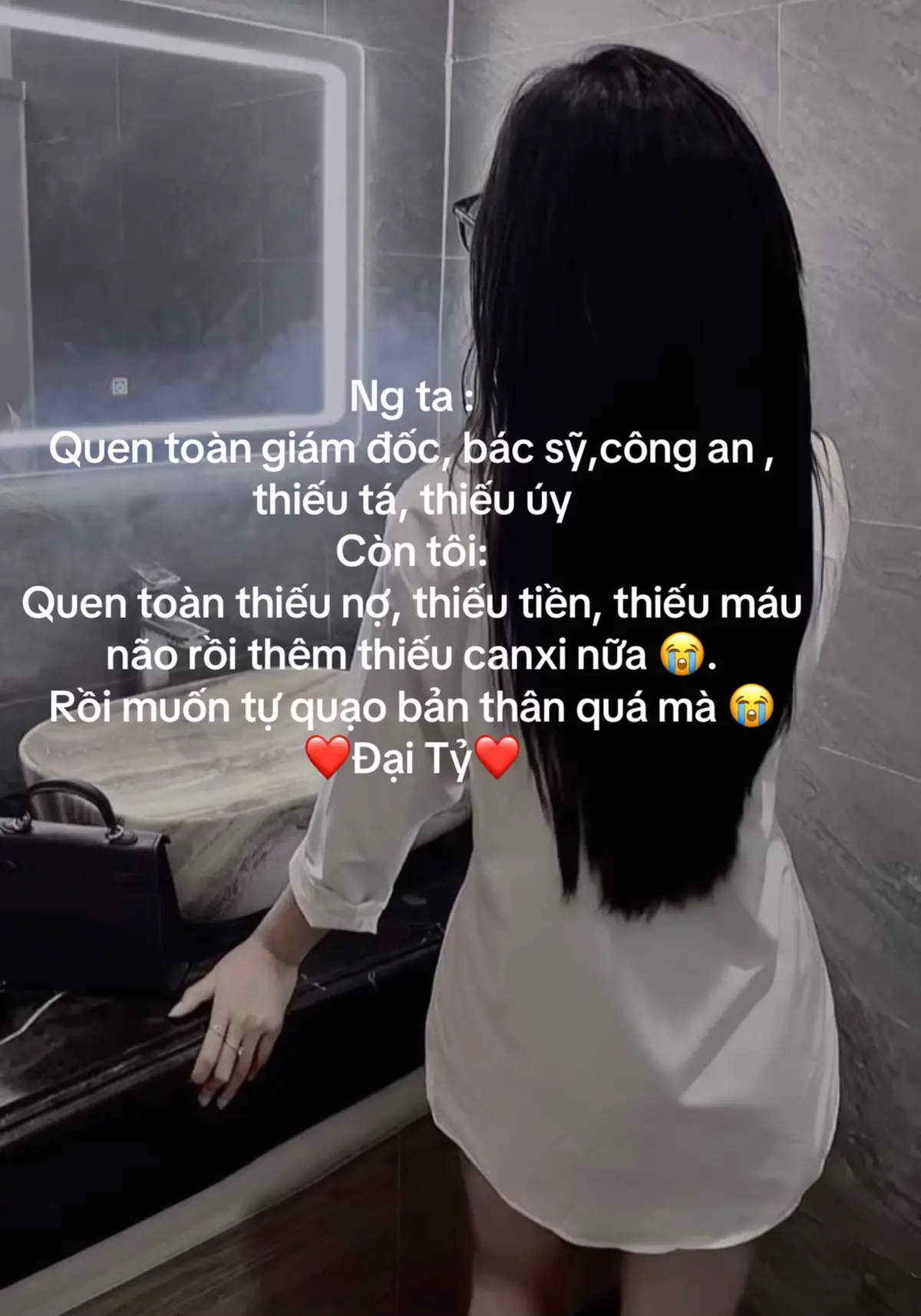 Ng ta : Quen toàn giám đốc, bác sỹ,công an , thiếu tá, thiếu úy Còn tôi: Quen toàn thiếu nợ, thiếu tiền, thiếu máu não rồi thêm thiếu canxi nữa 😭. Rồi muốn tự quạo bản thân quá mà 😭 ❤️Đại Tỷ❤️