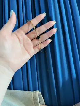 Vòng tay cỏ bốn lá 1 bông chất liệu Titan cao cấp mạ vàng không đen gỉ, thanh lịch 