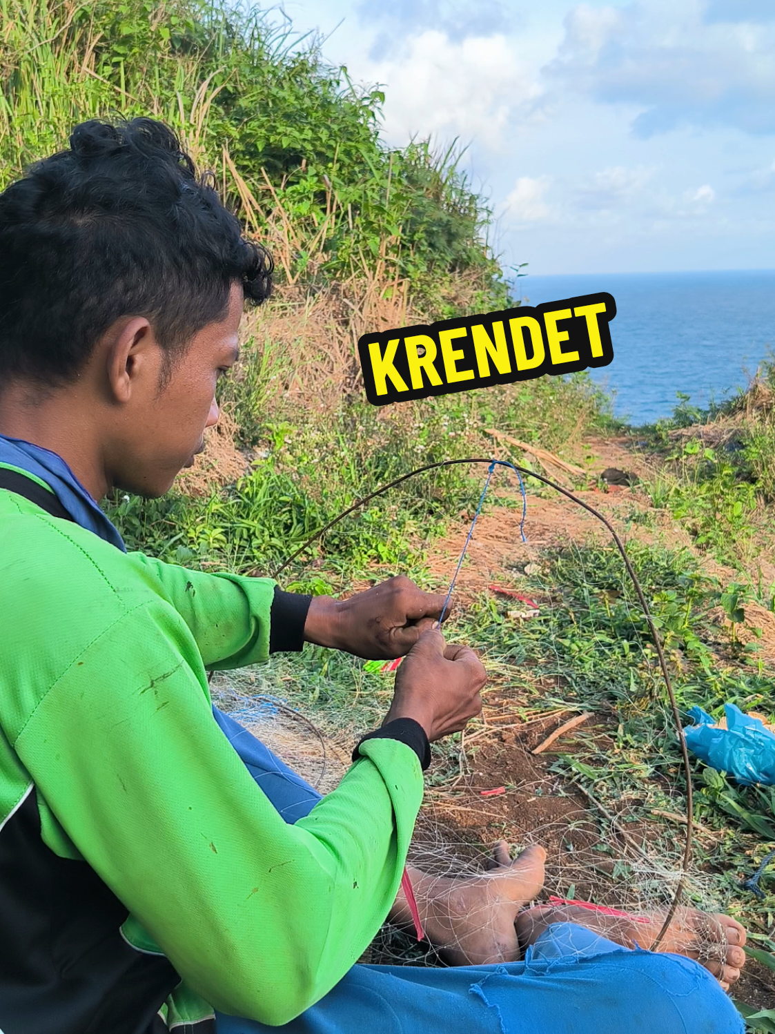 Selain dadi petani warga gunungkidul bagian pesisir golek tambahan dadi nelayan darat, iki salah sijine dadi nelayan lobster, iki proses pengumpanan, piye dulur wes penah nyobo mangan lobster gunungkidul durong...?? #inspirasigunungkidul #gunungkidul #nelayan #lobster 