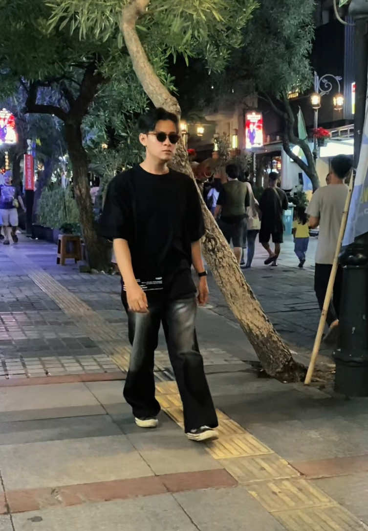 Stay chill, Stay bold make street your own runway. Klik keranjang kuningnya sebelum kehabisan🫵🏻#streetwearoutfit #tshirtoversize #localbrand #meartproject 