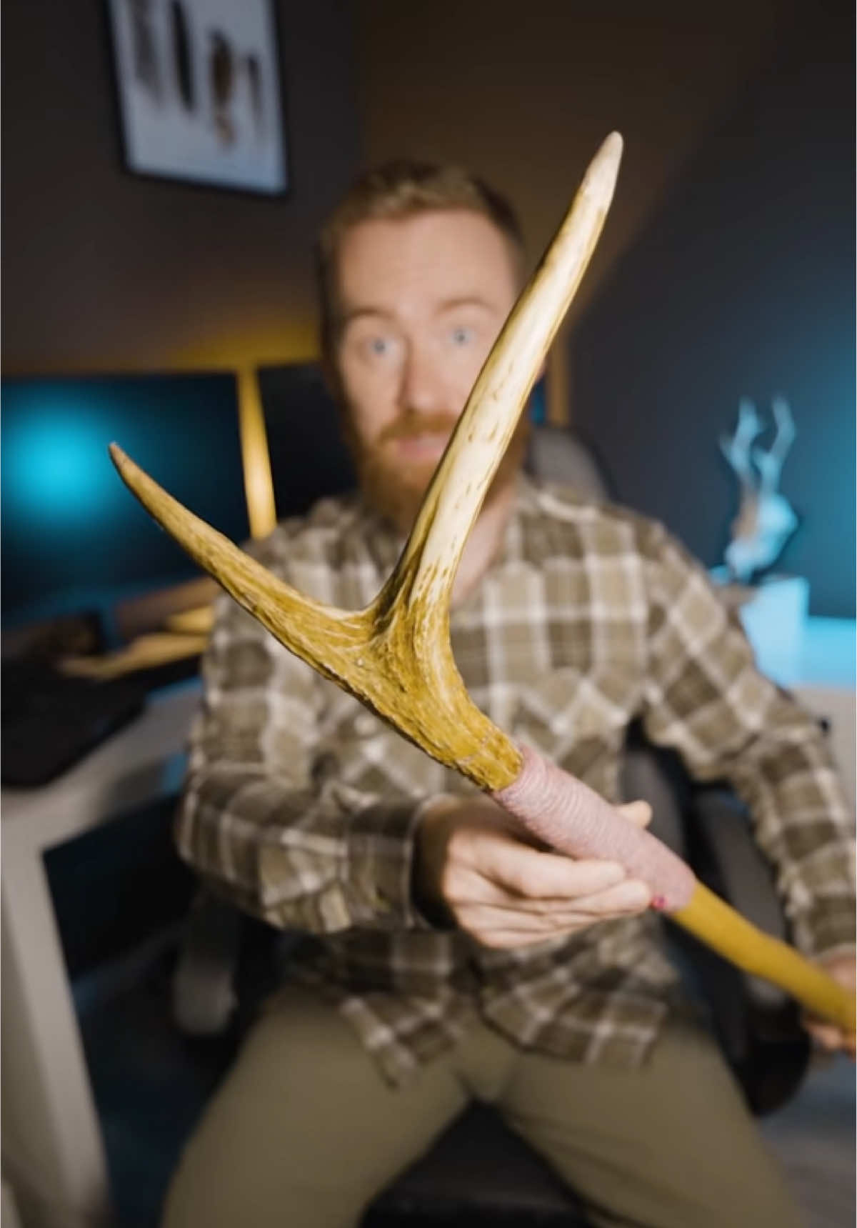 Nigdy nie zgadniesz, do czego służy ten kij z porożem! Na pierwszy rzut oka wygląda jak laska do podpierania… Ale to jeden z najbardziej praktycznych elementów wyposażenia myśliwego — tradycyjny pastorał! Wykonany z drewna, wykończony porożem i paracordem, służy do stabilizacji broni podczas strzału w terenie. Czasem najprostsze rozwiązania są najlepsze — a do tego wyglądają świetnie. Sprawdź go w akcji 🎯🌲 |dm |marka_primos #myślistwo #poroże #natura #las  #szwecja