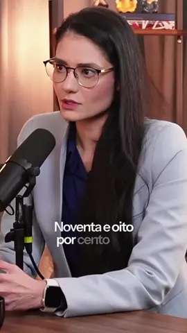 🎙 “Sabe aquela história de que cabelo que caiu não volta mais? Nem sempre é bem assim.” ⠀ No episódio do Vírgula Podcast, a Dra. Harielle Asega explica de forma simples como funciona a alopecia androgenética, a famosa calvície, que afeta homens e mulheres — e como o transplante capilar devolve fios e autoestima. ⠀ 💡 Uma aula clara, leve e cheia de informações que todo mundo deveria saber. ⠀ 📍 O episódio está nas plataformas do YouTube e Spotify! #transplantecapilar #hairtransplant #curitiba #foryou #alopeciaandrogenetica 